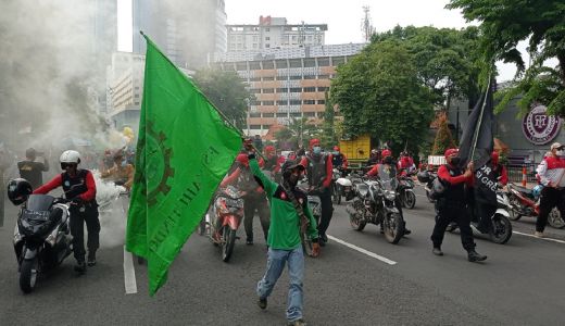 Warga Surabaya Hindari Rute Berikut, Ada Demo Buruh - GenPI.co JATIM