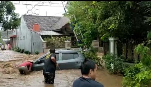 Banjir Rendam Pemukiman di Jember, Sebuah Mobil Terseret Arus - GenPI.co JATIM