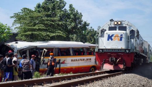 Kecelakaan Bus vs Kereta, Polres Tulungagung Umumkan Tersangka - GenPI.co JATIM