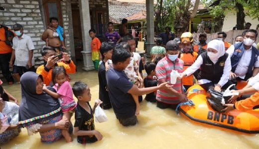 Gubernur Jatim Bikin Tenang Warga Terdampak Banjir Pamekasan - GenPI.co JATIM