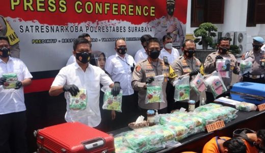 Astaga Banyak Banget, Polrestabes Surabaya Sita 2 Koper Narkoba - GenPI.co JATIM