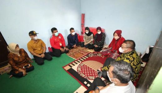 Mensos Risma ke Lawang Malang, Beri Modal Korban Banjir - GenPI.co JATIM
