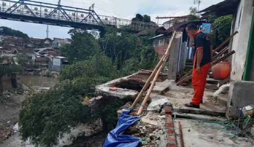 Hujan Deras Kota Malang, Bibir Sungai Brantas Longsor - GenPI.co JATIM