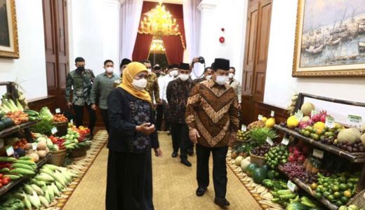 Khofifah Kupaskan Nanas Terbaik di Jatim untuk Prabowo - GenPI.co JATIM
