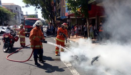 Hangus Terbakar, Motor di Jalan Gemblongan Surabaya Sisa Rangka - GenPI.co JATIM