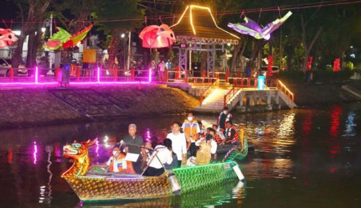 Wisata Perahu Sungai Kalimas Buka, Suguhkan Pemandangan Indah - GenPI.co JATIM