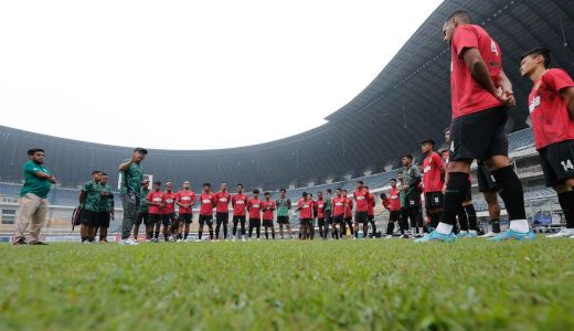 Aji Santoso Beri Tugas ke Pemain Jelang Lawan Bhayangkara FC - GenPI.co JATIM