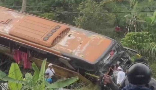 Bus Wisata SMP Lab School Unesa 2 Surabaya Kecelakaan di Bali - GenPI.co JATIM
