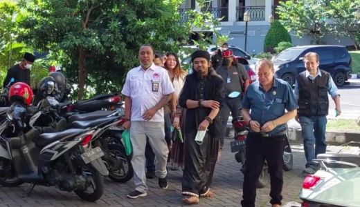 Laporkan Pesulap Merah, Gus Samsudin Datang Tak Pakai Alas Kaki - GenPI.co JATIM