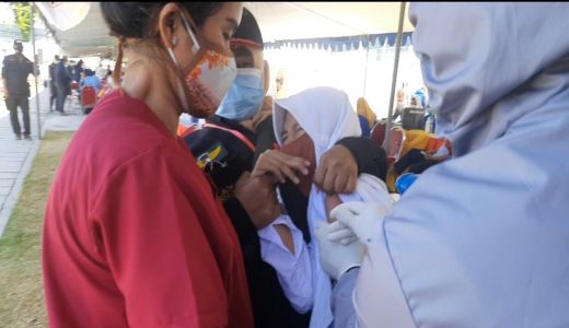 Peserta Vaksin Pelajar Menangis Takut Disuntik, Gak Sakit Kok - GenPI.co JATIM