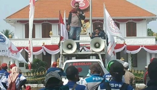 Kenaikan UMP Tak Sesuai Tuntutan, Buruh: Gubernur Jatim Ingkar - GenPI.co JATIM