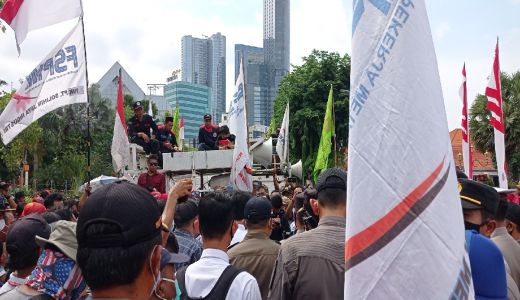 Demo Lagi, Buruh Ngotot Minta Gubernur Jatim Revisi Keputusan UMK - GenPI.co JATIM