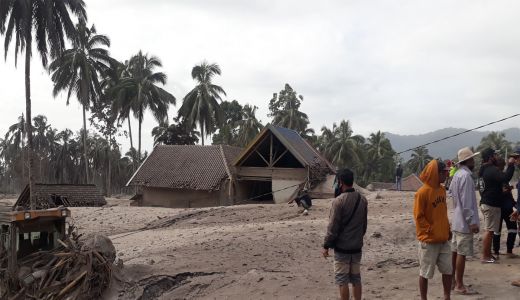 Kapolda Beri Jaminan, Penyintas Erupsi Gunung Semeru Sedikit Lega - GenPI.co JATIM