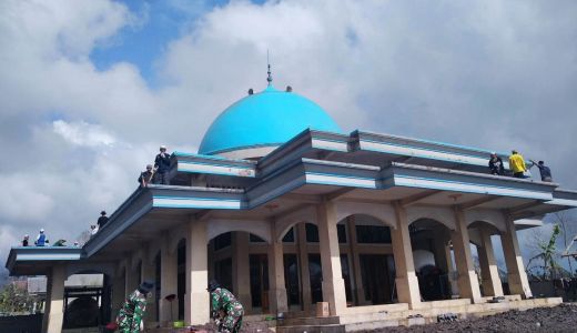 Masyaallah, Masjid di Lereng Semeru ini Tetap Kokoh Berdiri - GenPI.co JATIM