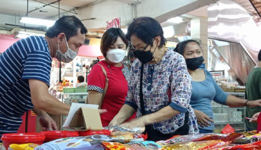 Pedagang Jajanan Khas Imlek di Pasar Atom Surabaya Semringah - GenPI.co JATIM