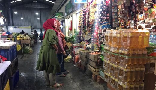 Pasokan Minyak Goreng di Pasar Kepanjen Kurang, Pedagang Mengeluh - GenPI.co JATIM