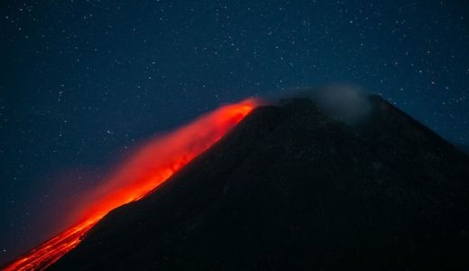 Merapi Luncurkan 3 Kali Lava Pijar, Jarak Maksimal 1,5 Kilometer - GenPI.co JOGJA