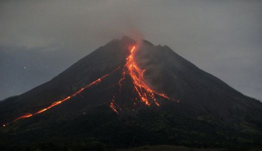 Merapi Muntahkan 11 Kali Lava Pijar, Jarak Luncur 1,8 Km - GenPI.co JOGJA