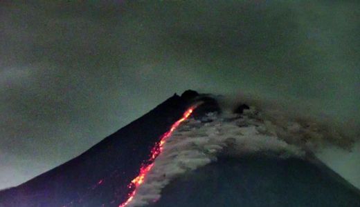 Gunung Merapi Alami 24 Kali Guguran Lava Pijar Pagi Ini - GenPI.co JOGJA