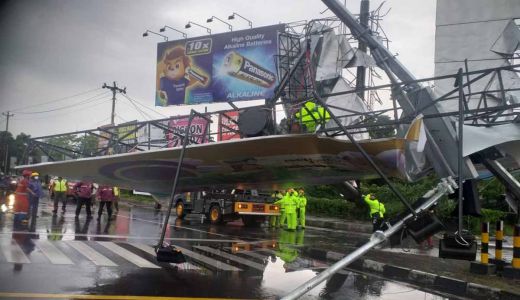 Hujan Disertai Angin Kencang Melanda Sleman, Baliho Besar Roboh - GenPI.co JOGJA