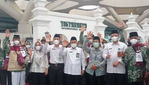 Akhirnya, 29 Jemaah Umrah dari Yogyakarta Berangkat ke Tanah Suci - GenPI.co JOGJA