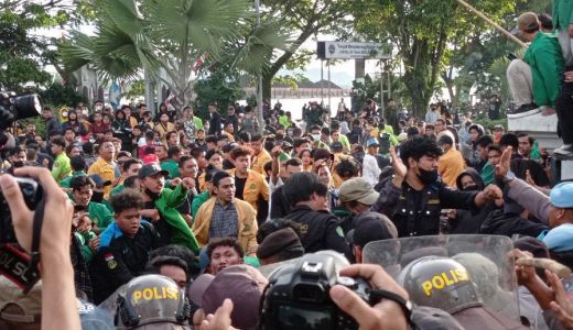 Demo Mahasiswa Kaltim Tolak Harga BBM Naik, Sempat Panas dengan Polisi - GenPI.co KALTIM