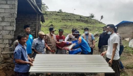 Hujan Disertai Angin, Puluhan Rumah di Praya Timur Rusak - GenPI.co NTB