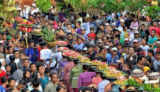 Perang Topat Simbol Rasa Syukur dan Keberagaman Warga Lombok - GenPI.co NTB