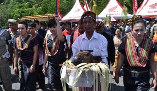 Rebo Bontong, Tradisi Mandi Bersama Suku Sasak - GenPI.co NTB