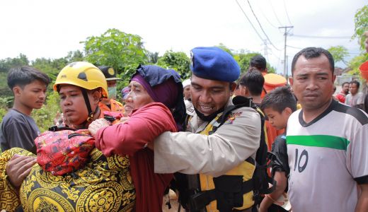 Polda NTB Terjunkan Seluruh Personil untuk Membantu Korban Banjir - GenPI.co NTB