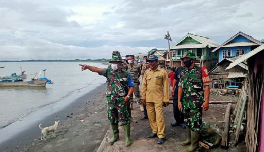 Personel TNI di Lotim Turun Bantu Warga Terdampak Banjir - GenPI.co NTB