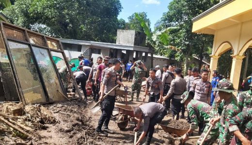 TNI-Polri Bersihkan Sisa Banjir - GenPI.co NTB