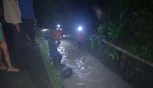Innalillahi! Anak Kembar 4 Tahun Terseret Arus Sungai di Lotim - GenPI.co NTB