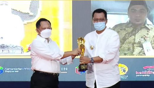 Mendagri Beri Piala IGA ke Gubernur NTB - GenPI.co NTB