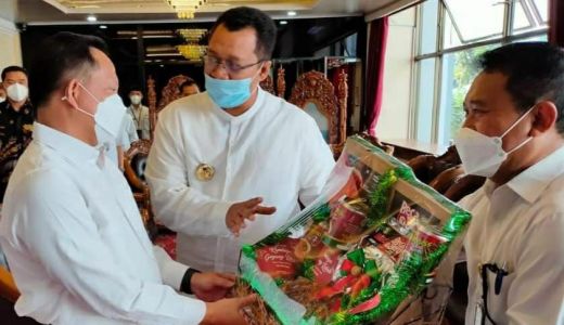 Gubernur NTB Hadiahi Mendagri Makanan Tradisional Lombok - GenPI.co NTB