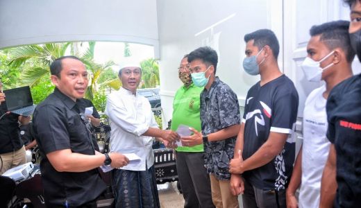 Pak Bupati Fauzan Beri Bonus Atlet Berprestasi - GenPI.co NTB