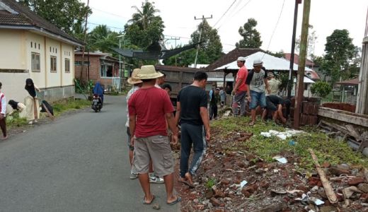 Polisi di Kopang Lombok Tengah Turun Gotong Royong dengan Warga - GenPI.co NTB