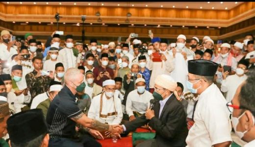 TGB Tuntun Bule Rusia Masuk Islam di Islamic Center - GenPI.co NTB
