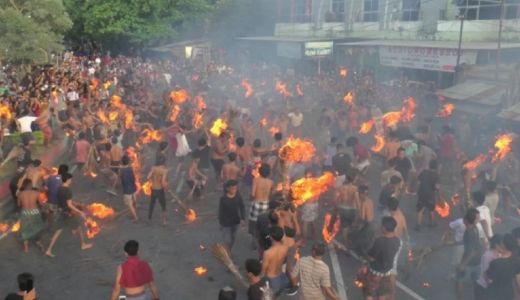 Perang Api, Tradisi Umat Hindu Jauhkan Diri dari Penyakit - GenPI.co NTB