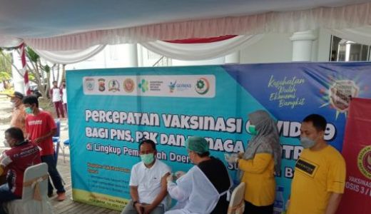 Bupati KSB Bersama Jajaran Jalani Vaksinasi Booster - GenPI.co NTB
