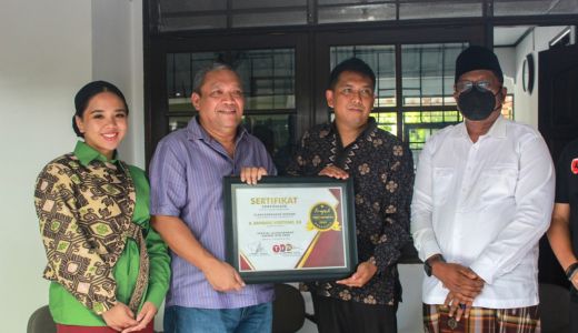 Dinilai Konsisten, HBK Terima Penghargaan Times Indonesia - GenPI.co NTB