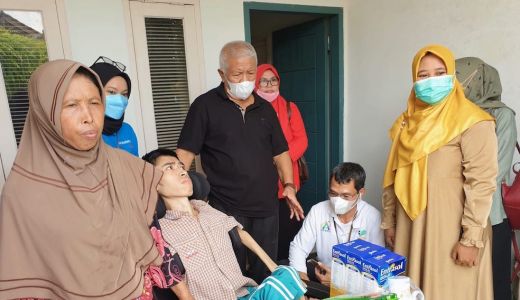 Rachmat Hidayat Bantu Penderita Lumpuh Layu - GenPI.co NTB