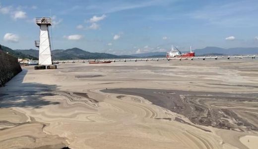 Pantai Amahami Berwarna Coklat, Diduga Limbah Pertamina - GenPI.co NTB