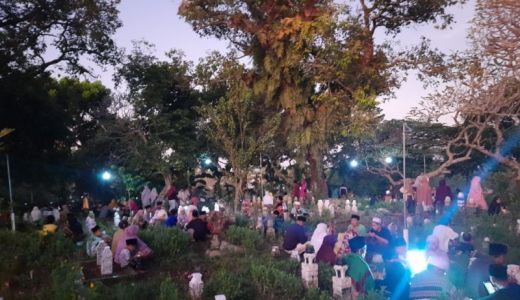 Tradisi Ziarah Makam Masyarakat Lombok Padati Pekuburan - GenPI.co NTB