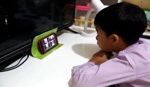 Dampak Negatif Pada Anak yang Doyan Main Internet - GenPI.co NTB