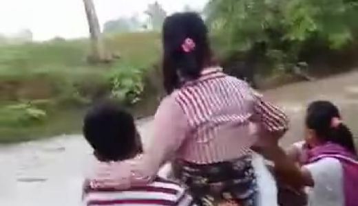 Heboh, Ibu Hamil Besar Digendong Seberangi Sungai Dusun Pemoles - GenPI.co NTB