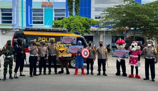 Bikin Kaget, Captain America Muncul Bersama Polisi di Loteng - GenPI.co NTB