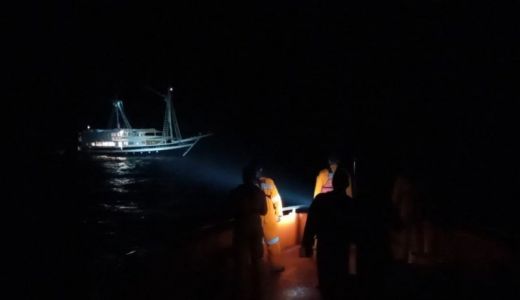 Kapal Mati Mesin di Selat Lombok, Tim SAR Selamatkan Puluhan Bule - GenPI.co NTB