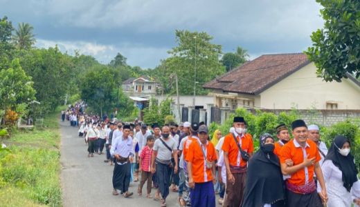 Calon Kepala Desa di Selebung Daftarkan Diri Didampingi Ibunya - GenPI.co NTB