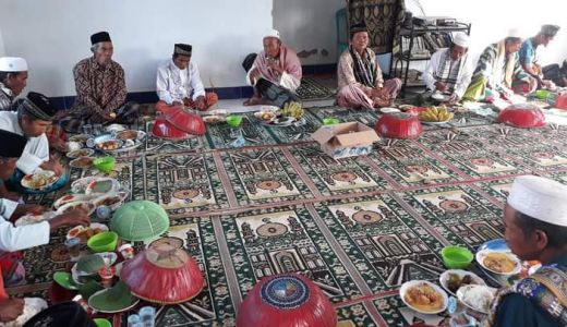 Tradisi Begibung Warga Sasak Setelah Salat Idul Adha - GenPI.co NTB